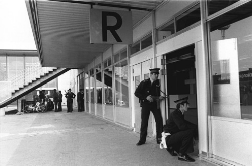Cảnh sát can thiệp trong vụ tấn công tại sân bay Orly, Paris năm 1978 - Ảnh: AFP