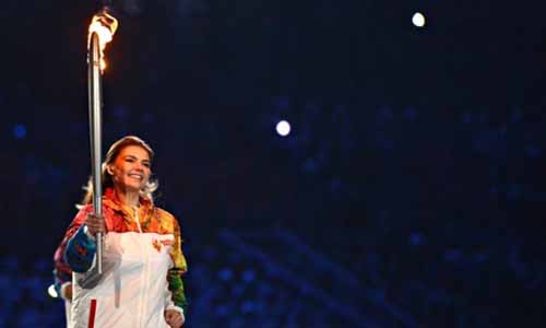 Cô Alina Kabayeva rước đuốc tại Thế vận hội Mùa đông 2014 diễn ra ở Sochi, Nga - Ảnh: AFP
