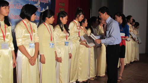 Phó bí thư Tỉnh ủy Bình Thuận Dương Văn An trao học bổng cho sinh viên Trường ĐH Phan Thiết - Ảnh: Huy Long