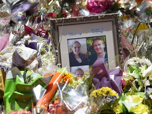  Hình ảnh tại buổi tưởng niệm hai nạn nhân, nữ luật sư Katrina Dawson và quản lí quán cà phê Lindt, ông Tori Johnson - Ảnh: AFP