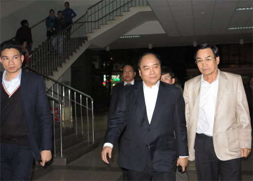 Phó Thủ tướng Nguyễn Xuân Phúc đã đến thăm hỏi sức khỏe của ông Nguyễn Bá Thanh - Ảnh: Diều Hiền