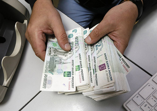  Nếu chỉ tính từ đầu năm 2015 trở lại đây, giá trị đồng rúp Nga cũng đã giảm thêm 10% - Ảnh: Reuters