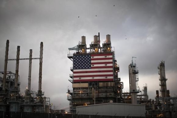  Giá dầu giảm nhìn chung là có lợi cho nhiều nước trên thế giới - Ảnh: Reuters
