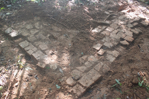 Nền móng chùa Trấn Hải trên núi Linh Thái được phát lộ trong đợt khảo sát - Ảnh: B.N.L