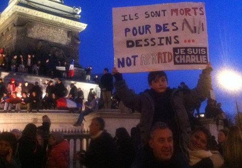 Những người tuần hành ở quảng trường Bastille, với dòng chữ trên biểu ngữ “Họ đã chết vì những hình vẽ. Không sợ! Tôi là Charlie” - Ảnh: Nguyên Vĩnh