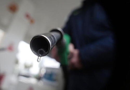 Giá dầu sắp tụt xuống mức 40 USD/thùng theo Boomberg - Ảnh: Reuters