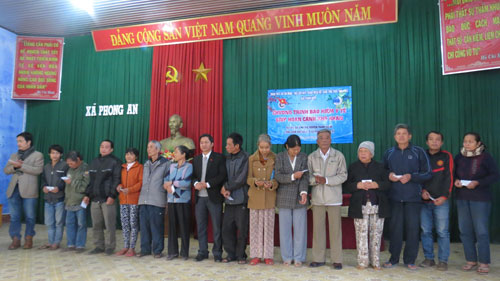 Các hộ khó khăn tại Phong An nhận thẻ BHYT 