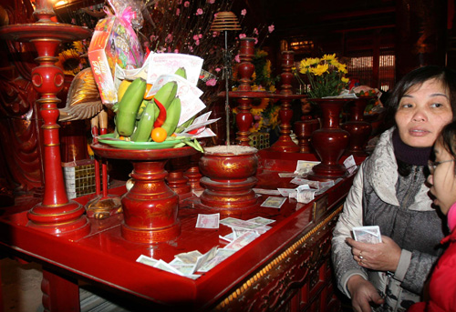  Du khách rải tiền lẻ khắp nơi trong chùa chiền, di tích - Ảnh: Ngọc Thắng