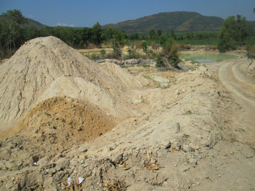 Một điểm khai thác cát lậu với diện tích lên đến hàng ngàn mét vuông tại H.Long Điền - Ảnh Nguyễn Long 