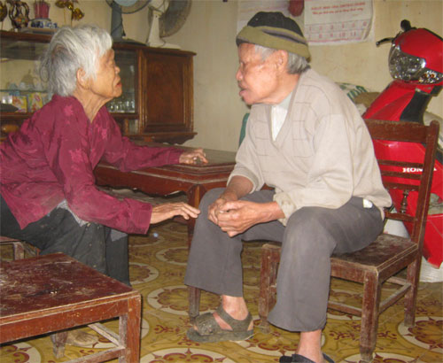 Đôi vợ chồng đầu tiên trong làng phong Cẩm Bình lấy nhau là cụ Hoàng Văn Bòng và Trần Thị Nhung - Ảnh: Dương Trang