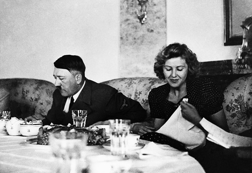 Trùm phát xít Đức Adolf Hitler dùng bữa cùng vợ - Ảnh: Daily Mail