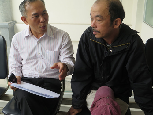 Ông Nhàn (phải) cùng luật sư vui mừng sau khi đã ký biên bản thỏa thuận với Viện KSND TP.HCM - Ảnh: Phan Thương