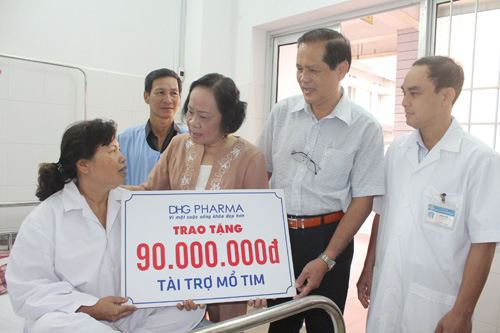 Bà Phạm Thị Việt Nga trao viện phí cho bệnh nhân mổ tim