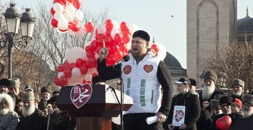  Người đứng đầu chính quyền Chechnya Ramzan Kadyrov phát biểu tại cuộc biểu tình phản đối Charlie Hebdongày 19.1 - Ảnh: AFP