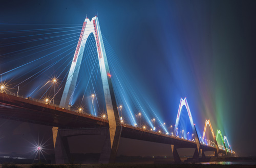 Cầu Nhật Tân ban đêm - Ảnh: Trần Nghĩa Hiệp