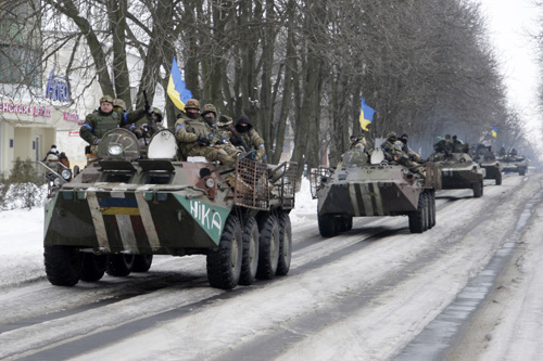 Quân chính phủ Ukraine tại thị trấn miền đông Volnovakha - Ảnh: Reuters