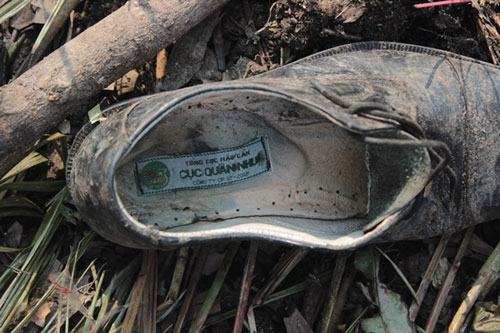 Một chiếc giày bị xót lại của các chiến sĩ…