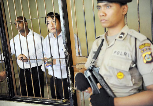 Myuran Sukumaran (trái) và Andrew Chan (giữa) tại nhà tù Kerobokan ở thủ phủ Denpasar của tỉnh Bali. Hai người này nằm trong số 11 tử tù sẽ bị hành quyết trong đợt tới - Ảnh: Antara