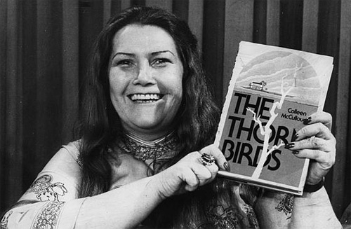 Colleen McCullough chụp ảnh cùng cuốn sách Tiếng chim hót trong bụi mận gai tại Sydney năm 1977 - Ảnh: theaustralian.com.au