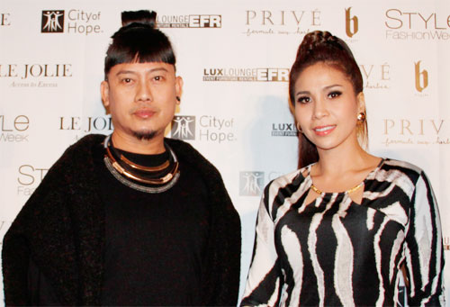  Lý Hương và nhà thiết kế Võ Việt Chung trong một chương trình thời trang tại Mỹ