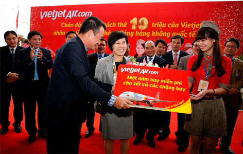 Ông Lưu Đức Khánh, Giám đốc điều hành Vietjet tặng quà cho hành khách thứ 10 triệu - Ảnh do Vietjet cung cấp