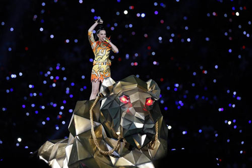 Katy Perry cưỡi trên lưng sư tử khổng lồ biểu diễn bài hit Roar