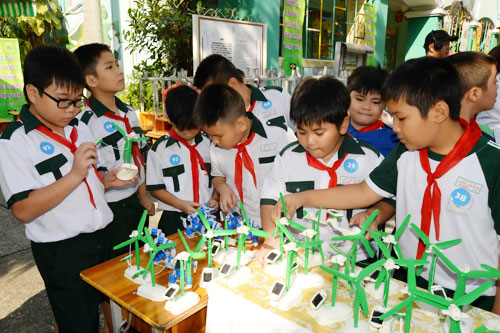 Cùng với ra mắt mô hình trường học xanh, Sở Khoa học và công nghệ TP.HCM cùng Trường tiểu học Lương Thế Vinh, Q.1 còn tổ chức cho các em học sinh thi lắp ráp các mô hình quạt và robot sử dụng năng lượng mặt trời - Ảnh: Diệp Đức Minh