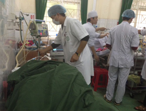 Những hành khách bị thương đang được cấp cứu tại Bệnh viện đa khoa huyện Ngọc Lặc - Ảnh: Hải Tần