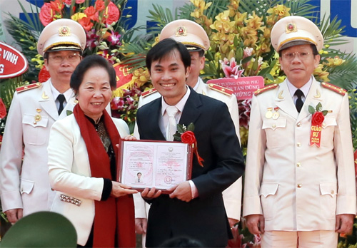 Phó chủ tịch nước Nguyễn Thị Doan trao quyết định công nhận cho giáo sư trẻ nhất Phan Thanh Sơn Nam sáng 4.2    Ảnh: Ngọc Thắng