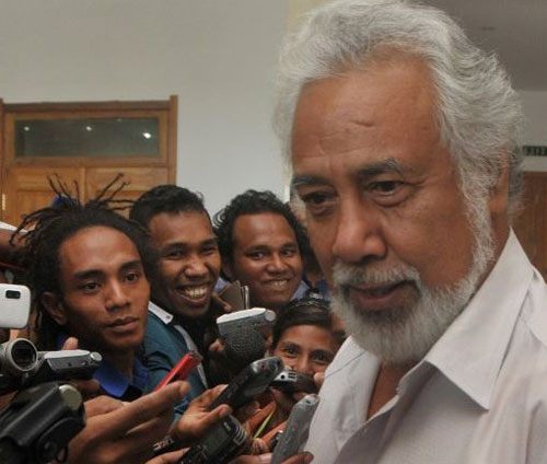 Thủ tướng Đông Timor Xaxana Gusmao trong vòng vây báo chí. Ông Gusmao vừa đệ đơn từ chức để mở đường cải cách đất nước - Ảnh: AFP