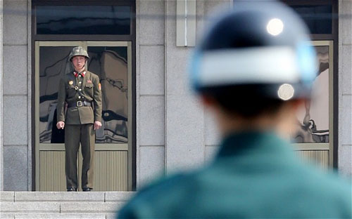 Binh sĩ Triều Tiên và Hàn Quốc đứng gác bên phía của mình tại làng đình chiến Bàn Môn Điếm. Ảnh: AFP 