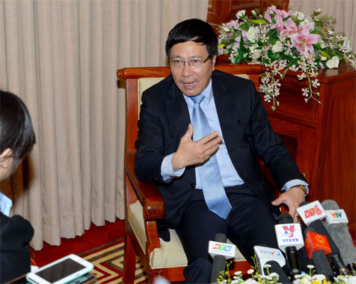 Phó Thủ tướng Phạm Bình Minh trả lời báo chí - Ảnh: Diệp Đức Minh