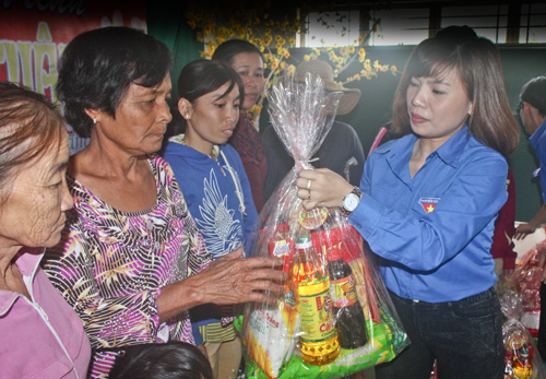 Đại diện Báo Thanh Niên trao quà tại xã Tân Bình (H.Tân Biên, Tây Ninh) - Ảnh: Giang Phương 