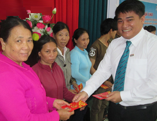 Đại diện Ngân hàng TMCP Kiên Long tặng quà cho bà con ngư dân - Ảnh: Nguyễn Long 