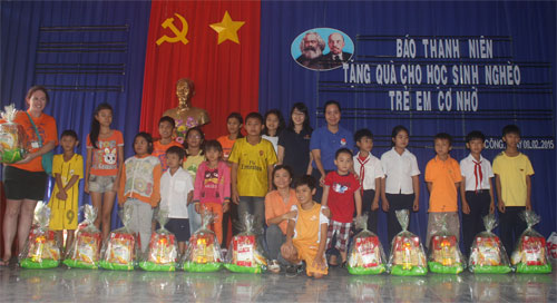 Báo Thanh Niên cùng phụ huynh trường Quốc tế Renaissance Sài Gòn trao quà cho trẻ em