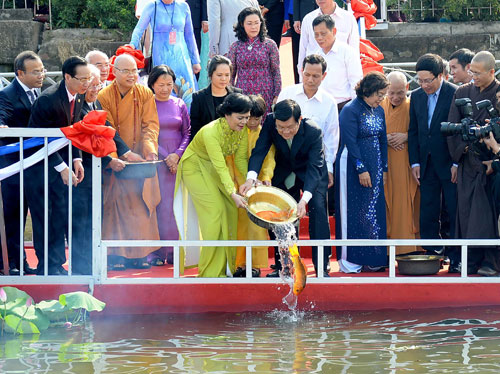  Chủ tịch nước cùng phu nhân thả cá chép theo truyền thống người Việt tại Bến cảng Nhà Rồng - Ảnh: Diệp Đức Minh