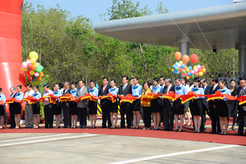 Thủ tướng Nguyễn Tấn Dũng tham gia Lễ cắt băng thông xe - Ảnh: Diệp Đức Minh