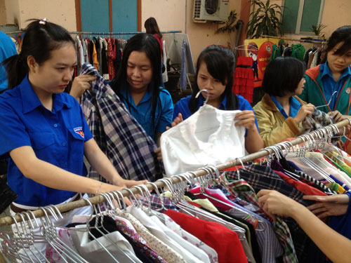Bán quần áo cũ gây quỹ giúp trẻ em nghèo