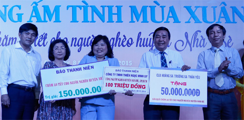  Nhà báo Nguyễn Quang Thông (bìa phải), Tổng biên tập Báo Thanh Niên, cùng ông Trương Thanh Tâm (bìa trái), Phó giám đốc đối ngoại Công ty TNHH Thiên Ngọc Minh Uy trao tiền cho chương trình - Ảnh: Bạch Dương 