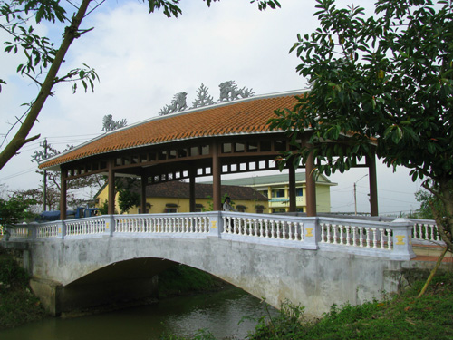 Dân làng xây cầu ngói Hiền Lương