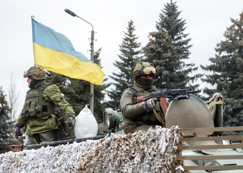 Quân đội Ukraine tuần tra tại thị trấn Debaltseve, nơi đang bị phe nổi dậy vây hãm từ nhiều ngày qua - Ảnh: AFP 