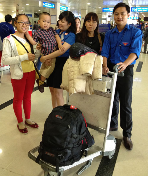 2.000 giờ tình nguyện giúp hành khách ở sân bay 