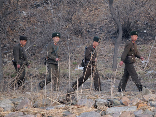 Trieu.jpg – Lính Triều Tiên tuần tra dọc biên giới với Trung Quốc. Ảnh: AFP