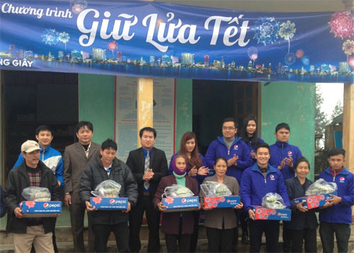 Đại diện Tỉnh đoàn Hà Tĩnh và Công ty Suntory PepsiCo Việt Nam trao quà cho người nghèo tại xã Cẩm Nhượng, huyện Cẩm Xuyên, Hà Tĩnh - Ảnh: Nguyên Dũng