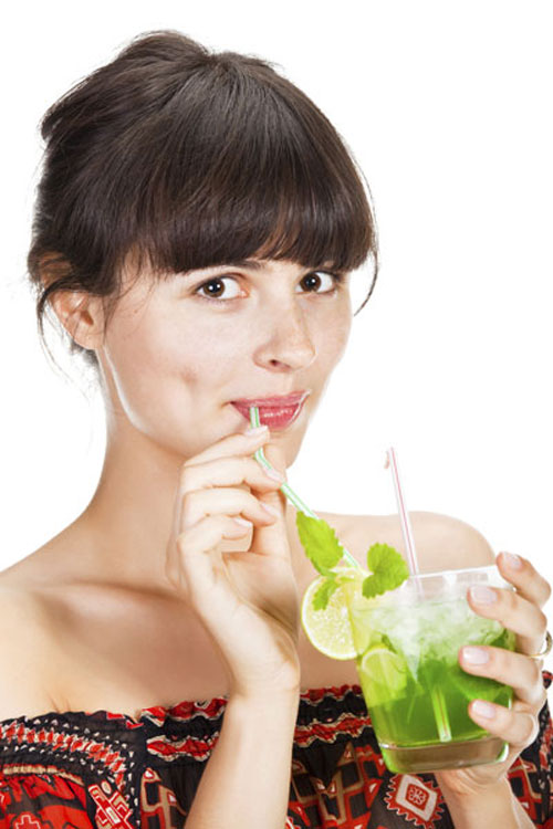 Uống nước chanh có tác dụng giảm viêm đáng kể - Ảnh: Shutterstock