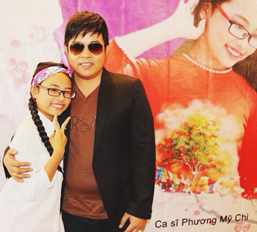 Á quân Giọng hát Việt nhí 2013 cùng ‘ba nuôi’ Quang Lê tại họp báo ra mắt MV Quê em mùa nước lũ chiều 12.2 - Ảnh: Hà Ngân