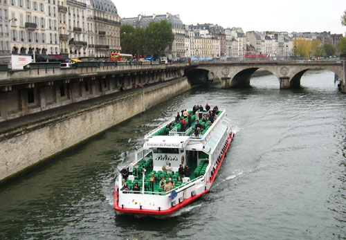 Du thuyền mui trần trên sông Seine (Paris, Pháp)