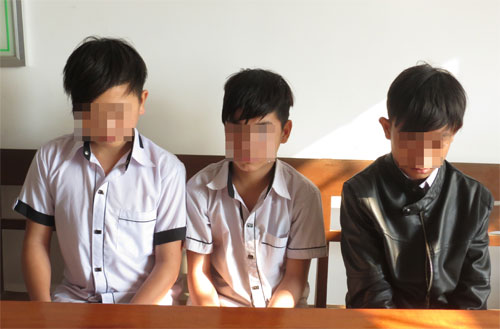 Ba học sinh T.H.Đ, P.M.T và L.V.B tại cơ quan công an - Ảnh: PC44 Công an tỉnh Hà Tĩnh cung cấp