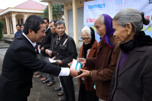 Ông Lê Phước Nguyễn Vương, đại diện Kienlong Bank tặng quà cho các gia đình ngư dân Quảng Trị - Ảnh: Nguyễn Phúc