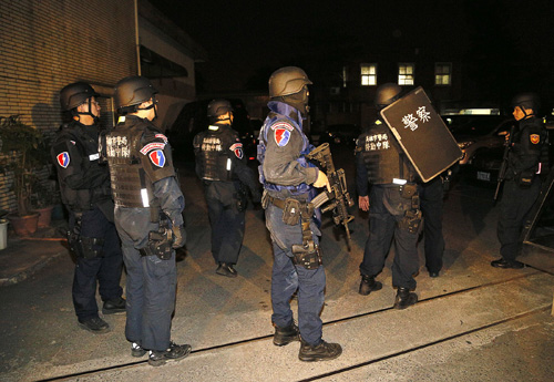 Cảnh sát Đài Loan bao vây nhà tù Cao Hùng - Ảnh: Reuters